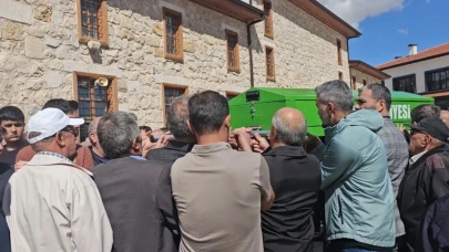 Kırmızı ışıkta bekleyen öğretmen kazada hayatını kaybetti