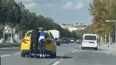 Maltepe'de tehlikeli yolculuk! Patenli gençler taksinin arkasına tutundu