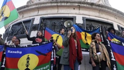 Fransa, Yeni Kaledonya seçimlerini 2026’ya erteledi: Tepkiler büyüyor