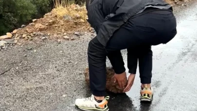 Hakkari'de yolun ortasına kaya parçaları düştü