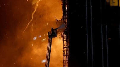 Hong Kong'da gökdelende çıkan yangında 3 kişi yaralandı