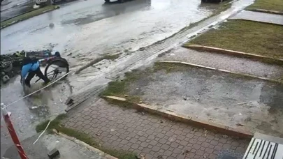 Lise öğrencisi bisikletiyle yağmur suyu dolu çukura düştü