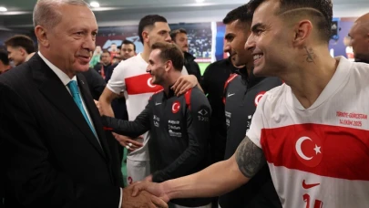 Cumhurbaşkanı Erdoğan soyunma odasına indi, futbolcuları tek tek tebrik etti