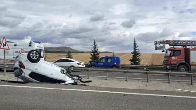 Kontrolden çıkan otomobil takla attı, tekeri karşı şeride savruldu: 2 yaralı