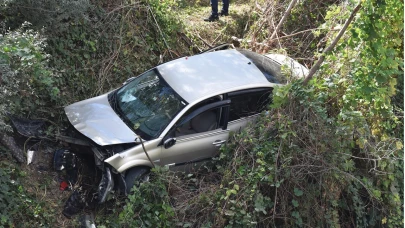 Bilecik’te seyir halindeki araç dereye uçtu: 2 Yaralı