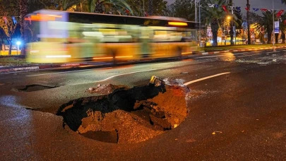 İstanbul’da sağanak yağış etkili oldu: Vatan Caddesi’nde çukur oluştu, bodrum katları su bastı