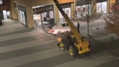İngiltere'de bir garip soygun! Telehandler ile ATM'yi çaldılar