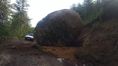 Balıkesir'deki deprem Kütahya'yı vurdu: Tonlarca ağırlıktaki kaya yolu kapattı