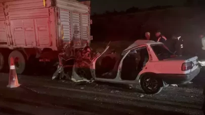 Kamyona çarpan otomobil hurdaya döndü: Bir aile yok oldu!