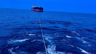 Kastamonu açıklarında hasar gören gemi limana çekiliyor