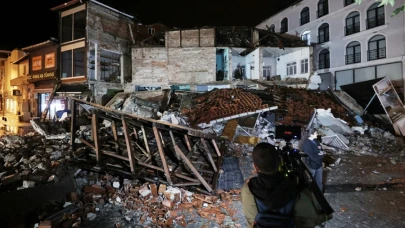 Sındırgı’da depremin ardından yıkımlar sürüyor