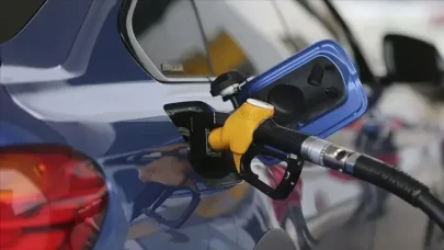 Akaryakıtta çifte indirim: Benzine 73 kuruş, motorine 2,11 TL indirim geliyor