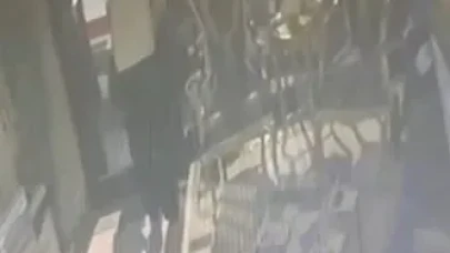 Fatih’te Böcek ailesinin otelde mahsur kaldığı anlar ortaya çıktı: Baba kapıyı kırmaya çalışmış