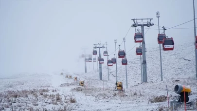 Erciyes Dağı’nda kar yağışı başladı: Kış turizmi hareketleniyor