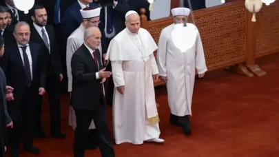 Papa'nın Sultanahmet Camii Ziyareti: Ayakkabı Detayı Gözlerden Kaçmadı!