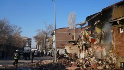 Erzurum'da doğal gaz patlaması: 2 ev tamamen çöktü