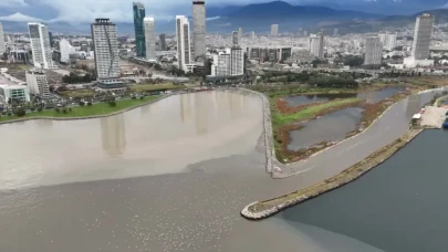 İzmir'de sağanak yağış etkisi! Körfez'in rengi değişti