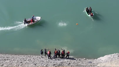 Van'da otomobil baraj gölüne yuvarlandı: İki kişinin cesedine ulaşıldı