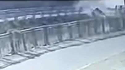 Adana'da hafif ticari araç sulama kanalına düştü