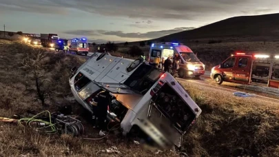 Afyonkarahisar'da yolcu otobüsü şarampole devrildi: 2 ölü 21 yaralı