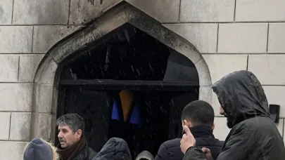 İsrailliler Batı Şeria’da camiyi ateşe verdi: Duvarlara ırkçı sloganlar yazdılar