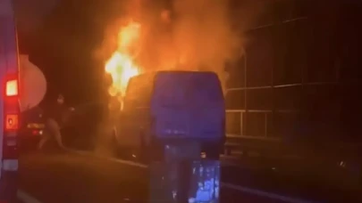 Beşiktaş'ta TEM Otoyolu'nda minibüs alev aldı