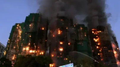 Hong Kong'da çok katlı binada yangın: Acil durum ilan edildi