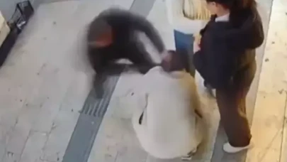 Boşanma aşamasındaki eşini sokak ortasında bıçakladı