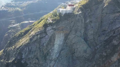 Artvin'de yamaçtan düşen kaya kütleleri paniğe neden oldu: Okul tahliye edildi