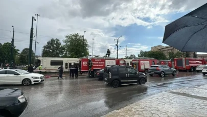 Gaziantep’te seyir halindeki tramvaya yıldırım düştü