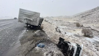 Malatya’da şarampole devrilen TIR kazasında sürücü ağır yaralandı