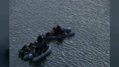 Van’da baraj gölüne yuvarlanan otomobilde 3 genç hayatını kaybetti