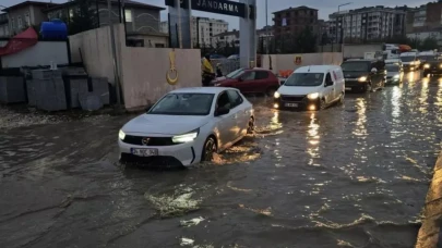 Çerkezköy’de sağanak yağış hayatı durma noktasına getirdi: Cadde göle döndü, araçlar mahsur kaldı