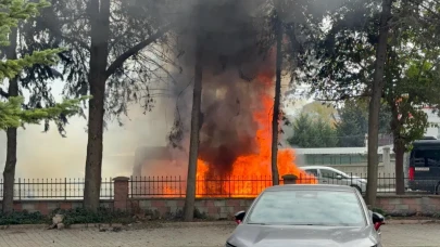 Esenyurt’ta park halindeki minibüs alev aldı