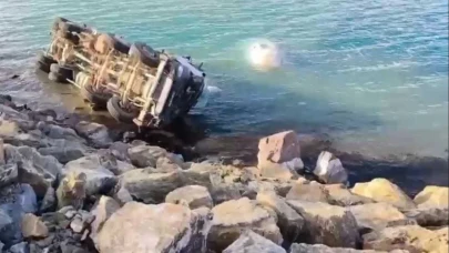 Elazığ'da beton mikseri Hazar Gölü'ne devrildi: Sürücü yaralı kurtarıldı