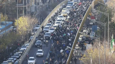 İran'da kur şoku sokaklara taştı! Riyal dibi görünce esnaf kepenkleri indirdi