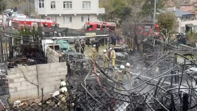 Sarıyer'de üç otomobil ve iş yeri küle döndü: Yangın Anadolu Yakası'ndan görüldü