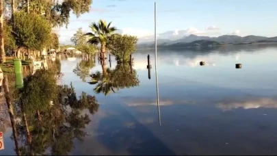 Köyceğiz Gölü taştı, kıyı şeridi sulara teslim oldu
