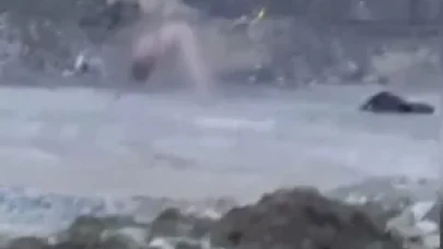 İzmit’te köprü altında çıplak halde bulunan şahsa polis müdahale etti