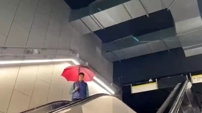 İstanbul'da şiddetli sağanak: Metro durağı göle döndü