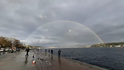 İstanbul Boğazı’nda gökkuşağı şöleni: İki yakada büyüleyici manzaralar oluşturdu