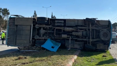 Kahramanmaraş halk otobüsü devrildi: 17 yaralı