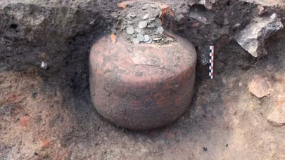 Ev Değil, Gizli Hazine: Arkeologlar 90 Kilogramlık Para Buldu!