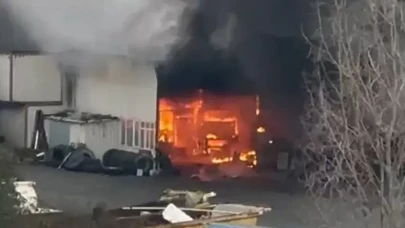 Arnavutköy'de TIR tamirhanesinde yangın çıktı