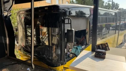 Üsküdar'da İETT otobüsü börekçiye daldı: 3 kişi yaralandı