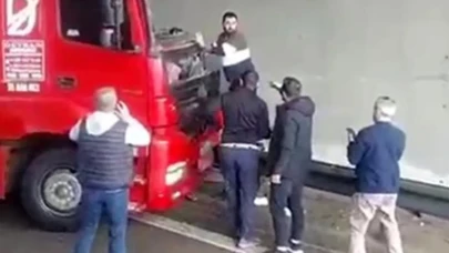 TEM Otoyolu'nda kaza: Tır sürücüsü aracın altında kaldı