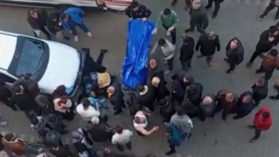 Boşanma Aşamasındaki Eşini Sokak Ortasında Boğazını Keserek Katletti