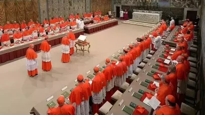 Vatikan, Papa Francis'in tabuttaki fotoğraflarını yayınladı