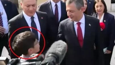 Anıtkabir'i ziyaret eden CHP lideri Özel'i şaşırtan Ali Koç sorusu