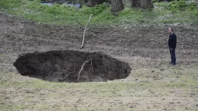 Sivas'ta tarlada 7 metre çapında obruk oluştu
